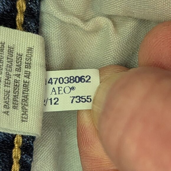 American Eagle 00 Cropped Medium Wash Jeans - Picture 8 of 14